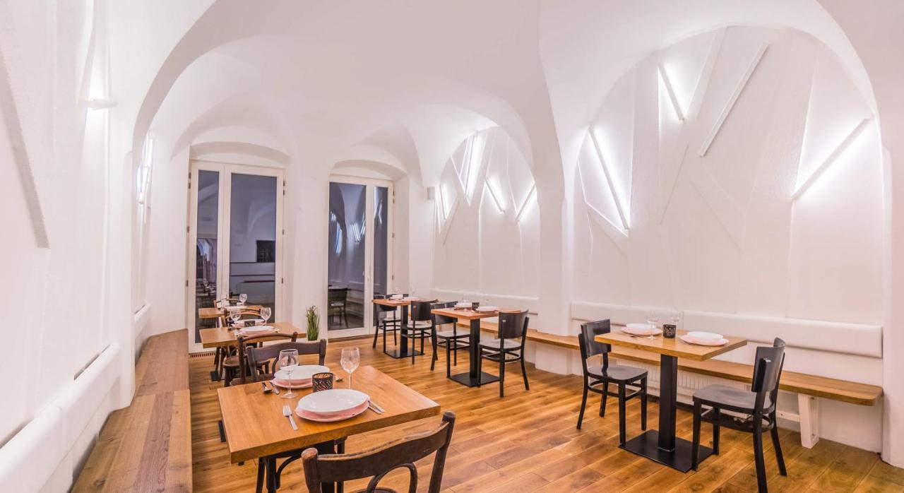Penzion A Restaurace 14 Hostinné エクステリア 写真